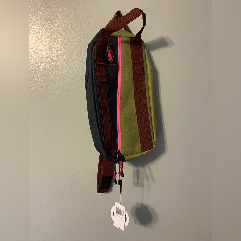 NEFF traildaze crossbody NWT